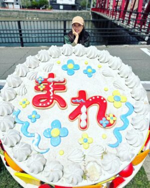 Tao Tsuchiya Instagram - .
こんばんは😊
今日も1日本当に暑かった💦
家の中にいても窓の近くまでいくと
外から暑さが滲んでくるように感じました😱
夜は少しでもゆっくりしてください🙏💦
.
朝の続きで
夏休みシリーズの能登篇を🌻
朝は魔女姫さまになりましたが
今回は「まれ」のオープニングで使われた
大きなケーキと一緒に🎂
.
このケーキ、正面からの姿は
オープニングで見慣れていたのですが
横から見ると
食材がたくさん使われているのが分かるんです💡
美味しいものの多い能登らしいケーキだなと
あらためて思います🍰
.
この「いろは橋」は
「まれ」オンエアのあと補修され、
もともと輪島塗をイメージした赤が
さらに美しくなりました✨️
「いろは橋」の近くには
「輪島ドラマ記念館」があって
「まれ」で使われたロケセットなどが
展示されているのですが、
なんと入場無料😳✨️
なのでぜひ、あと少しの夏やこれからの秋、
どこに行こうかな？と考えているかたは
能登に遊びに来て下さい🥰💕✨️
.
なんだか「まれ」の話をしていると
能登に住んでいるような気持ちになってくるので
不思議です😆✨️
.
奇しくも今は輪島大祭の頃✨️
素晴らしい時間となりますように😌🙏✨️