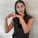 Tao Tsuchiya Instagram - . 東京は春の嵐が一旦落ち着いたのですが 思わず「寒い！」と声を上げたくなるような寒さが 風や空気の中に潜んでいます。 でも 桜が咲く前に寒くなると その年の桜は長く咲くそうなので 今年は長めにお花見できそうかな？ 春の訪れを感じるには辛すぎる状況の方々も たくさんいらっしゃると思います。 少しでも安心できる状況に近づきますよう…！ 私も少しずつでも 出来る準備をしておきたいと思います。 . #映画マッチング が公開されて 1ヶ月が経とうとしているのですが 新たに公開される劇場も増えると聞いて すごく嬉しい！！！ 桜が咲く地域が広がっていくように 映画マッチングとマッチングする地域が広がるといいな、 と願っています。 . 写真は、感謝御礼舞台挨拶で 心強いパワーをくれた衣装たちと。 いつも本当にありがとうございます！ dress&vest @numeroventuno shoes @pierrehardy jewelries @oeau_jewelry , @e.m.__official クローバーのブレスレットは私物です！
