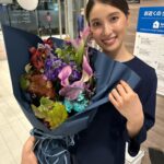 Tao Tsuchiya Instagram - . とてもおひさしぶりになりましたが お元気ですか？ しばらくあわただしかったのですが 少し一息つくことが出来て 今日はホッとする夜を過ごしています😊✨️ そんな今夜は 「ふたご座流星群」がよく見えるかも💫✨️ 極大は12月15日なのですが、 今夜は新月で夜空が暗いので 流れ星を見つけやすいんです🌟✨️✨️ 13、14、15日の3夜が狙い目だそうなので たくさんあったかくして探してみてください🤩🌟✨️ . そんな今日、 #タカラスタンダード さんの新しいCMが 情報公開されました💡 . タカラスタンダードさんの設立は なんと1912年、明治45年です😳✨️ 約1世紀の間、たくさんの人の生活を 便利に楽しく彩ってきたタカラスタンダードさんと 今回は #池村碧彩 ちゃん、 #石塚陸翔 くんを迎えて 未来への願いを込めたCMを御一緒しました😊✨️✨️ . ひさしぶりにお会いしたアドバイザーの先輩方が 「現場のアドバイザーもライフステージが変化したあと、 太鳳ちゃんと同じように帰ってくるのよ。 おかえりなさい！」と あたたかい言葉をくださって 本当に嬉しかったなぁ…😭🙏✨️ . 新しいCMが放送されるのは15日からなので 動画は15日に載せますね😊 今日はいただいた素敵な花束との写真を💐 本当に、本当に本当に ありがとうございます🙏✨️✨️✨️