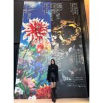 Tao Tsuchiya Instagram - . 今日の東京は晴れているからか 寒さはそれほどでもなくて 冬らしい青空が広がっていました🍀 撮影現場から見えた昼間の月も綺麗だったな✨️ 昼の月は夜の月と違ってスッキリと静かだけれど 明るいからこそ 見つけることが出来る良さってありますよね😊 白いレースのような透明感ある月でした✨️ . 今日は撮影自体は早めに終わったので ある素敵な場所へ！ #蜷川実花 さんが クリエイティブチー ム「E i M 」として挑む 空間体験型の展覧会、 蜷川実花展 : Eternity in a Moment 瞬きの中の永遠✨️✨️✨️ . 心の中に眠る純粋な記憶を 優しく揺り起こして 目覚めさせてくれるような、 美しい生命力に溢れる世界でした💐🍀✨️ . 蜷川実花さんの作品が持つ美しさは 2次元の世界に存在しているはずなのに、 ふと触りたくなるんです。 これからの未来、 人の脳は時代と一緒に どんどん新しい表現の世界に 出会っていくんだろうな… そんな未来を感じつつ、 圧倒的に鮮やかな『今』と、 そこに隠れているあたたかな懐かしい『永遠』に 心を奪われた午後でした😌✨️ . 奇しくも今日12月4日は 18年前、10歳だった私が スーパー・ヒロイン・オーディション ミス・フェニックスの ファイナル審査に参加した日💡 あの時、 薬師丸ひろ子さんのビデオメッセージで 「今日という日が人生を変えるかもしれないし、 変えないかもしれない、 でも、ひとつだけ言えることは 若い頃に出会う人たちが自分を育ててくれるということ」 という言葉をいただきましたが、 本当にその通りだったなと実感しています🙏✨️✨️ . そんな記念日に この瑞々しい世界を体験出来て本当に良かった…！ 「ふと触りたくなる」感覚、 あの感覚を 自分の表現にも生かしていきたいと思います✨️