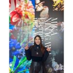 Tao Tsuchiya Instagram - . 今日の東京は晴れているからか 寒さはそれほどでもなくて 冬らしい青空が広がっていました🍀 撮影現場から見えた昼間の月も綺麗だったな✨️ 昼の月は夜の月と違ってスッキリと静かだけれど 明るいからこそ 見つけることが出来る良さってありますよね😊 白いレースのような透明感ある月でした✨️ . 今日は撮影自体は早めに終わったので ある素敵な場所へ！ #蜷川実花 さんが クリエイティブチー ム「E i M 」として挑む 空間体験型の展覧会、 蜷川実花展 : Eternity in a Moment 瞬きの中の永遠✨️✨️✨️ . 心の中に眠る純粋な記憶を 優しく揺り起こして 目覚めさせてくれるような、 美しい生命力に溢れる世界でした💐🍀✨️ . 蜷川実花さんの作品が持つ美しさは 2次元の世界に存在しているはずなのに、 ふと触りたくなるんです。 これからの未来、 人の脳は時代と一緒に どんどん新しい表現の世界に 出会っていくんだろうな… そんな未来を感じつつ、 圧倒的に鮮やかな『今』と、 そこに隠れているあたたかな懐かしい『永遠』に 心を奪われた午後でした😌✨️ . 奇しくも今日12月4日は 18年前、10歳だった私が スーパー・ヒロイン・オーディション ミス・フェニックスの ファイナル審査に参加した日💡 あの時、 薬師丸ひろ子さんのビデオメッセージで 「今日という日が人生を変えるかもしれないし、 変えないかもしれない、 でも、ひとつだけ言えることは 若い頃に出会う人たちが自分を育ててくれるということ」 という言葉をいただきましたが、 本当にその通りだったなと実感しています🙏✨️✨️ . そんな記念日に この瑞々しい世界を体験出来て本当に良かった…！ 「ふと触りたくなる」感覚、 あの感覚を 自分の表現にも生かしていきたいと思います✨️