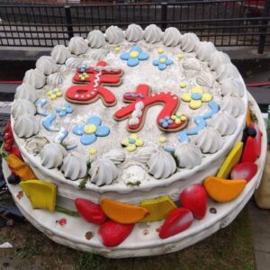 Tao Tsuchiya Instagram - .
2024年に入り4日が経ちました。
大切な方々の貴重な情報や
胸がいっぱいになる写真を
寄せていただきました。
4日の間、「まれ」でお世話になった方々、
スタッフさんがた、共演した方々、
連絡がつく方々と連絡を取り合いました。
私の携帯はコロナ禍の頃に一度故障してしまい、
「まれ」を撮影していた頃には分かっていた連絡先が
分からなくなってしまった人も多いのですが、
それでも、
少し前にある出来事によって
何人かのスタッフさん方と
偶然お会いすることが出来ていたんです。
その偶然の中に鍵があると信じて
連絡を取り合っているのですが、
そこで出た言葉を今日は思い切って
そのまま伝えます。
.
まれチーム、みんな必死に見ています。
能登を見ている、
もっと近くに行きたいと思っている。
.
6月の約束は必ず守ります。
その前に、出来ることから取り組みます。
何をすべきか教えていただくためにも、
まずは今、どうか、どうか、
もう少し踏ん張っていてください。
この夜を、次の朝を、
どうか安全に過ごしてください。
心から祈っています。
.
今日の写真は、寄せていただいた写真を
そのまま載せます。
本当に本当に本当にありがとうございます。
このケーキから始めたい。
私はそう思っています。