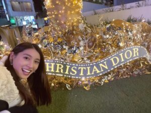 Tao Tsuchiya Instagram - .
今日はクリスマスイブ✨🎄✨
母方の祖母の家がクリスチャンだからか
毎年、少しだけ特別な思いをもって過ごしてきた日です🌟
今年はライフステージが変化して
家族との時間の過ごし方も変わりましたが
クリスマスが思い出深い時間になることは
変わらないような気がします😊
願わくば世界中の子どもさんたちが
明日の朝を心から楽しみにするクリスマスイブでありますよう🎅🎁🍀
Best wishes to you and your family during this holiday season.🌟
.
ディオール　ホリデーポップアップは
いよいよ明日までとなりました🦋✨️✨️
お招きいただいた時の写真は昨日に載せてしまって
今日の写真はプライベートで行った時のもの💡
スタッフの方々にいろいろお話を伺って
ステッチひとつとっても
歴史や想いが込められていることを知り
ものすごく感動しました😌✨️✨️
またいつか魔法の場所に出会えますように🕊🍀✨️