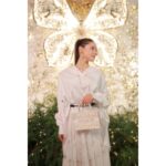 Tao Tsuchiya Instagram - 木枯らし1号が吹いたり、 冬へと向かう冷たい雨を感じたり、 季節が動いているのを感じます🍁 気温差も大きくなってきたし 動くと汗も出たりして 油断をすると思わぬところで冷えてしまいそう💦 どうか気を付けてください🙏🙏🙏 . そんな肌寒い空気の東京ですが 昨日、私は凄いパワーを浴びてきました😳✨️ なんと、 ディオール　ホリデーポップアップ　プレビューへ✨️✨️✨️ . こういった場に登場するのは夢のひとつでしたが まさか今、叶うとは…！！！ まだ心が熱いです😌✨️✨️ . OMOTESANDO CROSSING PARK は まるで異世界のパワースポットに出会った気分…！ 嬉しくて一気に載せたいところだけれど もったいないので少しずつ 載せていきたいと思います🦋✨️✨️ . @Dior #DiorCruise #ディオールホリデーポップアップ #ディオールファインジュエリー #SupportedByDior