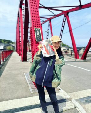 Tao Tsuchiya Instagram - .
こんばんは😊
今日も1日本当に暑かった💦
家の中にいても窓の近くまでいくと
外から暑さが滲んでくるように感じました😱
夜は少しでもゆっくりしてください🙏💦
.
朝の続きで
夏休みシリーズの能登篇を🌻
朝は魔女姫さまになりましたが
今回は「まれ」のオープニングで使われた
大きなケーキと一緒に🎂
.
このケーキ、正面からの姿は
オープニングで見慣れていたのですが
横から見ると
食材がたくさん使われているのが分かるんです💡
美味しいものの多い能登らしいケーキだなと
あらためて思います🍰
.
この「いろは橋」は
「まれ」オンエアのあと補修され、
もともと輪島塗をイメージした赤が
さらに美しくなりました✨️
「いろは橋」の近くには
「輪島ドラマ記念館」があって
「まれ」で使われたロケセットなどが
展示されているのですが、
なんと入場無料😳✨️
なのでぜひ、あと少しの夏やこれからの秋、
どこに行こうかな？と考えているかたは
能登に遊びに来て下さい🥰💕✨️
.
なんだか「まれ」の話をしていると
能登に住んでいるような気持ちになってくるので
不思議です😆✨️
.
奇しくも今は輪島大祭の頃✨️
素晴らしい時間となりますように😌🙏✨️