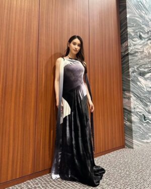 Tao Tsuchiya Instagram - .
東京は晴れた1日となりましたが
激しい揺れの影響と闘っている地域は
朝から雨が続いていると聞きました。
どうか一瞬でも早く少しでも多く
環境に安定を感じることが出来ますよう
心から、心から心から願っています。
.
映画「マッチング」は
昨夜、たくさんの方々に駆け付けていただき
完成披露試写会を行うことが出来ました。
スタンバイをしている時から
会場のあったかい雰囲気は伝わってきていて
胸がいっぱいになっていたのですが
登壇した瞬間、
ものすごくひさしぶりなものに出会って
あまりの感動に
ちょっと目が回りそうになりました。
何に出会ったかと言うと、
「歓声」です。
コロナ禍から4年ぶりに
舞台挨拶で歓声を聴かせていただき
こんなにも人の声って素敵なんだ、
あったかいんだと実感しました。
その上で、今までのように
「応援しているよ！」という意思表示を
伝えて下さる方々もいらっしゃって
舞台から拝見するこの景色は
やはり本当に美しいと心から思いました。
.
そんな感動や緊張と共に始まった舞台挨拶は、
なんて素敵な方々と御一緒出来たんだろうと
あらためて感動する時間でした。
皆さん本当に言葉が素敵だし、面白いし、
盛り上げて下さるしフォローもしてくださるし、
でも演技や役のお話になると
さりげなくグッと芯に迫ってこられるし…
ご一緒出来て本当に良かった！！！
.
斉藤由貴さんのお言葉、一生忘れません。
私の演技を見ていただけていた、
感じていただけていたと知ることが出来たことは
大きな大きな大きな宝物です。
そういえば！
私が出演させていただいたミュージカル
「ローマの休日」の歌の歌詞は
斉藤由貴さんが書いて下さっているんです。
あの素敵な歌詞を書いたかたと御一種出来ただけでなく
お話も伺うことが出来て光栄です。
これからも踏ん張っていきます。