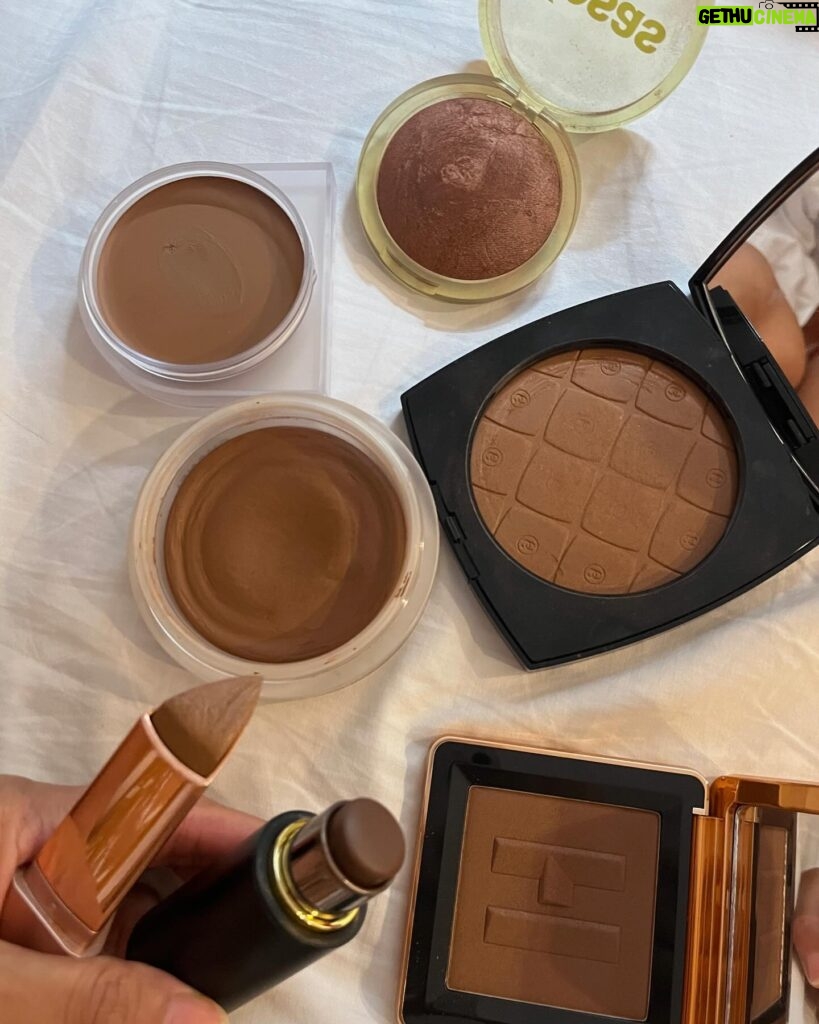 Tara Basro Instagram - Akhirnyaaaa, Ini diaaa swatches complexion products yang aku punya dengan pencahayaan yang beda2. Kalau berdasarkan pengalaman sih yang namanya memilih shade dan undertone yang tepat untuk foundation, concealer, bahkan contour itu mau nangis susahnya apalagi online. kalau lagi nyoba foundation, aku perhatiin ada beberapa brand yang gold warm undertone jadi terlalu kuning di aku tapi kalau neutral juga ada yang malah jadi kusam, tergantung mereknya, tapi aku sih biasanya di antara dua itu. Secara warna, warna kulit sering berubah-ubah, biasanya di kisaran medium tan - medium deep tergantung musim atau seberapa sering kena sinar matahari. Jenis kulit aku kombinasi berminyak. Nah, kalau contour, aku lebih suka warna yang nggak terlalu jauh dari warna kulit dan gak terlalu cool tone biar keliatan natural. Kalau concealer, yang warm undertone cenderung paling cocok. Semoga membantu yaaa! tulis di komen kalau ada pertanyaan dan mungkin nanti aku juga bikin feed beberapa produk lokal atau produk drugstore untuk yang berikutnya #TBmatched ……… Finally! It’s here. These are swatches of complexion products I currently have. I try to show them in different lightings, as we all know, picking the right shade and undertones is a real struggle with foundation, concealer, and even contour! When trying out foundation, I’ve noticed some brands with warm golden undertones would be too yellow on me and neutral undertones would be too dull, so it depends on the brand, but I am in between those two. Shade wise,my skin tone changes. However, I usually land somewhere in the medium tan to medium deep range depending on the season or whether I’m in the sun alot. My skin type is combination oily. When it comes to contouring, I prefer shades that aren’t too far from my skin tone and balanced toned to achieve a more natural appearance. For concealer, warm undertones tend to complement my complexion the best. Hope it helps! Let me know your questions, and maybe I’ll do some local or drugstore products next! #TBmatched #hauslabsfoundation #diorforeverfoundation #charlottetilbury #esteelauderdoublewear #chanellesbeiges #youthforia #cielecosmetics #chantecaille #lysbeauty