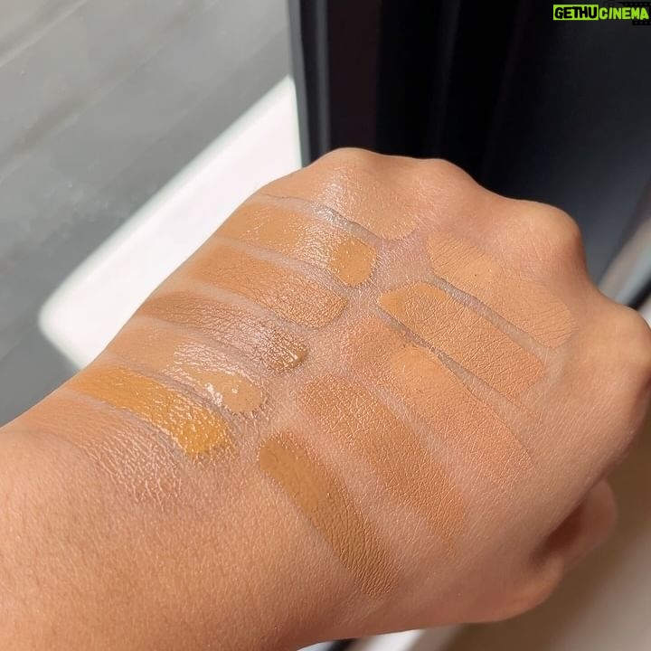 Tara Basro Instagram - Akhirnyaaaa, Ini diaaa swatches complexion products yang aku punya dengan pencahayaan yang beda2. Kalau berdasarkan pengalaman sih yang namanya memilih shade dan undertone yang tepat untuk foundation, concealer, bahkan contour itu mau nangis susahnya apalagi online. kalau lagi nyoba foundation, aku perhatiin ada beberapa brand yang gold warm undertone jadi terlalu kuning di aku tapi kalau neutral juga ada yang malah jadi kusam, tergantung mereknya, tapi aku sih biasanya di antara dua itu. Secara warna, warna kulit sering berubah-ubah, biasanya di kisaran medium tan - medium deep tergantung musim atau seberapa sering kena sinar matahari. Jenis kulit aku kombinasi berminyak. Nah, kalau contour, aku lebih suka warna yang nggak terlalu jauh dari warna kulit dan gak terlalu cool tone biar keliatan natural. Kalau concealer, yang warm undertone cenderung paling cocok. Semoga membantu yaaa! tulis di komen kalau ada pertanyaan dan mungkin nanti aku juga bikin feed beberapa produk lokal atau produk drugstore untuk yang berikutnya #TBmatched ……… Finally! It’s here. These are swatches of complexion products I currently have. I try to show them in different lightings, as we all know, picking the right shade and undertones is a real struggle with foundation, concealer, and even contour! When trying out foundation, I’ve noticed some brands with warm golden undertones would be too yellow on me and neutral undertones would be too dull, so it depends on the brand, but I am in between those two. Shade wise,my skin tone changes. However, I usually land somewhere in the medium tan to medium deep range depending on the season or whether I’m in the sun alot. My skin type is combination oily. When it comes to contouring, I prefer shades that aren’t too far from my skin tone and balanced toned to achieve a more natural appearance. For concealer, warm undertones tend to complement my complexion the best. Hope it helps! Let me know your questions, and maybe I’ll do some local or drugstore products next! #TBmatched #hauslabsfoundation #diorforeverfoundation #charlottetilbury #esteelauderdoublewear #chanellesbeiges #youthforia #cielecosmetics #chantecaille #lysbeauty