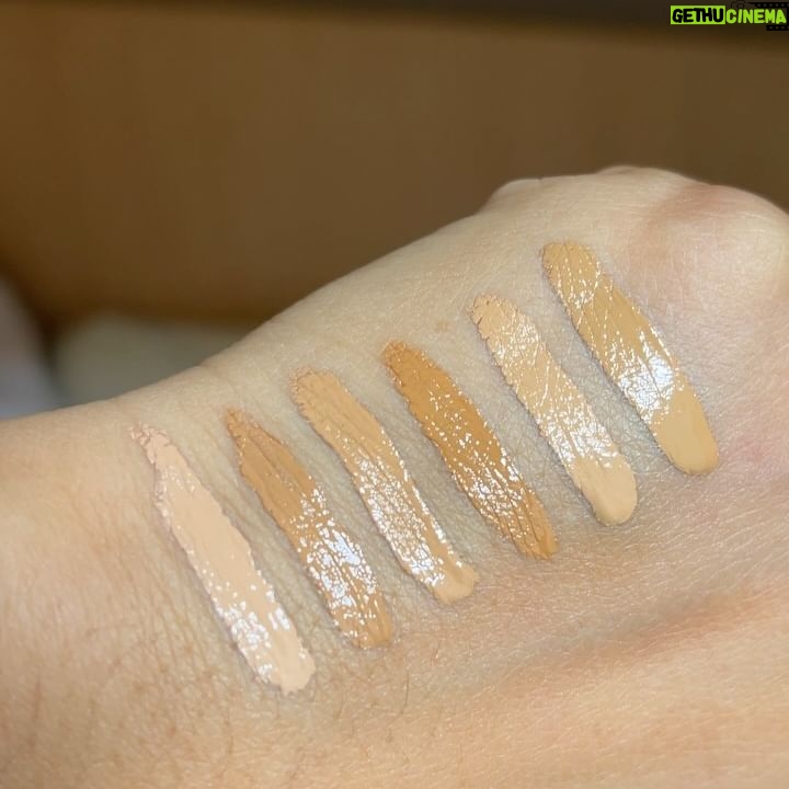 Tara Basro Instagram - Akhirnyaaaa, Ini diaaa swatches complexion products yang aku punya dengan pencahayaan yang beda2. Kalau berdasarkan pengalaman sih yang namanya memilih shade dan undertone yang tepat untuk foundation, concealer, bahkan contour itu mau nangis susahnya apalagi online. kalau lagi nyoba foundation, aku perhatiin ada beberapa brand yang gold warm undertone jadi terlalu kuning di aku tapi kalau neutral juga ada yang malah jadi kusam, tergantung mereknya, tapi aku sih biasanya di antara dua itu. Secara warna, warna kulit sering berubah-ubah, biasanya di kisaran medium tan - medium deep tergantung musim atau seberapa sering kena sinar matahari. Jenis kulit aku kombinasi berminyak. Nah, kalau contour, aku lebih suka warna yang nggak terlalu jauh dari warna kulit dan gak terlalu cool tone biar keliatan natural. Kalau concealer, yang warm undertone cenderung paling cocok. Semoga membantu yaaa! tulis di komen kalau ada pertanyaan dan mungkin nanti aku juga bikin feed beberapa produk lokal atau produk drugstore untuk yang berikutnya #TBmatched ……… Finally! It’s here. These are swatches of complexion products I currently have. I try to show them in different lightings, as we all know, picking the right shade and undertones is a real struggle with foundation, concealer, and even contour! When trying out foundation, I’ve noticed some brands with warm golden undertones would be too yellow on me and neutral undertones would be too dull, so it depends on the brand, but I am in between those two. Shade wise,my skin tone changes. However, I usually land somewhere in the medium tan to medium deep range depending on the season or whether I’m in the sun alot. My skin type is combination oily. When it comes to contouring, I prefer shades that aren’t too far from my skin tone and balanced toned to achieve a more natural appearance. For concealer, warm undertones tend to complement my complexion the best. Hope it helps! Let me know your questions, and maybe I’ll do some local or drugstore products next! #TBmatched #hauslabsfoundation #diorforeverfoundation #charlottetilbury #esteelauderdoublewear #chanellesbeiges #youthforia #cielecosmetics #chantecaille #lysbeauty