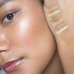 Tara Basro Instagram – Akhirnyaaaa, Ini diaaa swatches complexion products yang aku punya dengan pencahayaan yang beda2. Kalau berdasarkan pengalaman sih yang namanya memilih shade dan undertone yang tepat untuk foundation, concealer, bahkan contour itu mau nangis susahnya apalagi online.

kalau lagi nyoba foundation, aku perhatiin ada beberapa brand yang gold warm undertone jadi terlalu kuning di aku tapi kalau neutral juga ada yang malah jadi kusam, tergantung mereknya, tapi aku sih biasanya di antara dua itu. Secara warna, warna kulit sering berubah-ubah, biasanya di kisaran medium tan – medium deep tergantung musim atau seberapa sering kena sinar matahari. Jenis kulit aku kombinasi berminyak.

Nah, kalau contour, aku lebih suka warna yang nggak terlalu jauh dari warna kulit dan gak terlalu cool tone biar keliatan natural. Kalau concealer, yang warm undertone cenderung paling cocok. Semoga membantu yaaa! tulis di komen kalau ada pertanyaan dan mungkin nanti aku juga bikin feed beberapa produk lokal atau produk drugstore untuk yang berikutnya

#TBmatched 
………

Finally! It’s here. These are swatches of complexion products I currently have. I try to show them in different lightings, as we all know, picking the right shade and undertones is a real struggle with foundation, concealer, and even contour! 

When trying out foundation, I’ve noticed some brands with warm golden undertones would be too yellow on me and neutral undertones would be too dull, so it depends on the brand, but I am in between those two. Shade wise,my skin tone changes. However, I usually land somewhere in the medium tan to medium deep range depending on the season or whether I’m in the sun alot. My skin type is combination oily.

When it comes to contouring, I prefer shades that aren’t too far from my skin tone and balanced toned to achieve a more natural appearance. For concealer, warm undertones tend to complement my complexion the best. Hope it helps! Let me know your questions, and maybe I’ll do some local or drugstore products next!

#TBmatched

#hauslabsfoundation #diorforeverfoundation #charlottetilbury #esteelauderdoublewear #chanellesbeiges #youthforia #cielecosmetics #chantecaille #lysbeauty