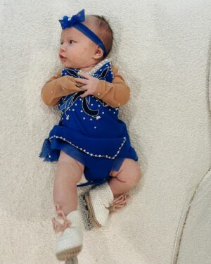 Tara Lipinski Instagram - Georgie’s 1st Halloween! ⛸️❄️

@bradgriffies made a costume that will be hard to match. Thank you!!!! Does anyone recognize it?! 

 @toddkap commentated Gigi’s performance and I of course gave her an old school perfect 6.0 score of course! 

Brad - again thank you! It’s just too much. You are a talent and skaters are lucky to wear your beautiful designs. 

#babysfirsthalloween #halloween #newbornhalloween #figureskating #skating #olympics