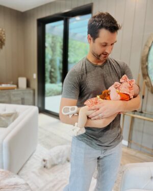 Tara Lipinski Instagram - I’ve never felt more GRATEFUL. EVER 🍁❤️

My heart is so full of gratitude and so thankful that this little nugget has entered our lives. Life with her is just dreamy. 

I love loving you @toddkap and can’t believe we created this little turkey. 🦃

#thanksgiving #myfirstthanksgiving #newborn #holidayswithbaby