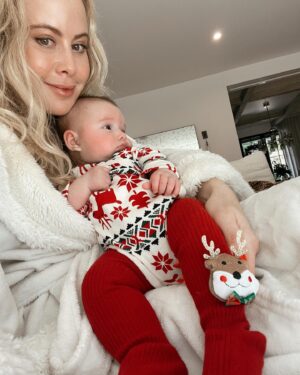 Tara Lipinski Instagram - Merry Christmas! I hope you all have an amazing one! 🎄

This holiday season I am just soaking up the moments that make life good. For me it’s about Georgie, my Tk, family and friends. When it comes down to it, it’s all about good health and good people to love. 

It’s been magical with Gigi but life still happens. A lot has happened with my family and life in the last 6 months. Some absolutely incredible and some not so great. So for every cute baby pic I post, know that life happens to everyone even in the most amazing of times. (Although I take the joy out of those insta moments too that capture some magical memories) 
Most recently, my dad ended up in the hospital for a few days and got out right in time for Christmas Eve. He gave me quite a scare but he is totally fine. Finally found out it was kidney stones but boy was that wait not fun. (My mom came through with the most magical Christmas Eve where I just was so happy to be with them.) My Uncle Phil is on hospice and I wish I was able to see him and his family 😢 Plus a long little list continues that. But for all the hard things there is A LOT of good things! 

I also feel for everyone out there wishing for a baby this Christmas morning. I see you and I know your pain and remember my last five years of waking up wishing too. That pain is not fun so know I am rooting for you and I hope your next Christmas is filled with baby giggles. You deserve it. 

So that was just my emotional holiday post to say I am so grateful for the people in my little world and for all you and your support! 
 

#newborn #3monthsold #babysfirstchristmas  #newbornbabychristmas #babychristmasphotos #babychristmasoutfits