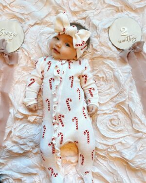 Tara Lipinski Instagram - Georgie and all her cute faces are making our holiday season happier than ever. 🎄🤶

#2montholdbaby #newborn #2monthsold #babygirl🎀