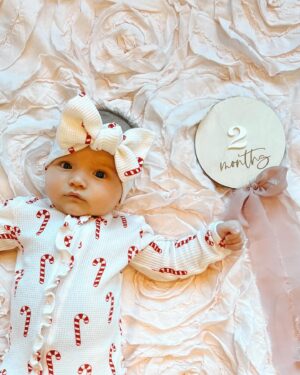 Tara Lipinski Instagram - Georgie and all her cute faces are making our holiday season happier than ever. 🎄🤶

#2montholdbaby #newborn #2monthsold #babygirl🎀