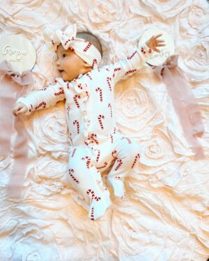 Tara Lipinski Instagram - Georgie and all her cute faces are making our holiday season happier than ever. 🎄🤶

#2montholdbaby #newborn #2monthsold #babygirl🎀