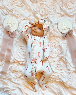 Tara Lipinski Instagram - Georgie and all her cute faces are making our holiday season happier than ever. 🎄🤶

#2montholdbaby #newborn #2monthsold #babygirl🎀