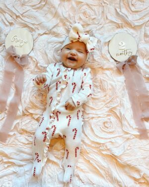 Tara Lipinski Instagram - Georgie and all her cute faces are making our holiday season happier than ever. 🎄🤶

#2montholdbaby #newborn #2monthsold #babygirl🎀