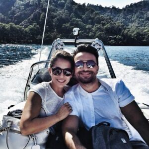 Tarkan Instagram - Evlilik yıldönümümüzün olduğu bu günlere romantik bir tbt yakışır…
2016’dan, evlendikten bir kaç hafta sonradan tatlı kareler…P&T❤️🧿

#tbt