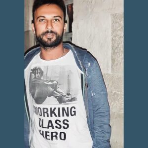 Tarkan Instagram - Ben de bir işçi sınıfı çocuğuyum.
(Ha inanmam öyle sınıflara filan bu arada. Hepimiz aynı geminin yolcularıyız, kimse kimseden üstün değildir benim gözümde, kalbimde).
60’lı yılların sonlarında çalışmak için Almanya’ya giden işçi bir ailenin çocuğuyum.
Zorlu koşullarda var olmaya çalışan kalabalık bir aile içinde büyüdüm ve küçük yaşlarda öğrendim çok çalışarak, emek vererek daha iyi bir geleceğin mümkün olduğunu. 
Bugün geldiğim noktaya çok çalışarak geldim.
Bu noktaya nerden geldiğimi de hiçbir zaman unutmadım, unutmam. 
Kendime her zaman sahici oldum.
Küçük şeylerden mutlu olmayı hep bildim.
Her şeyden önce, iyi insan kalabilmeyi. 

İçimden geldi, bu duygularımı paylaşmak istedim sizlerle bu özel günde :)

#1mayıs işçi ve emekçi bayramı kutlu olsun