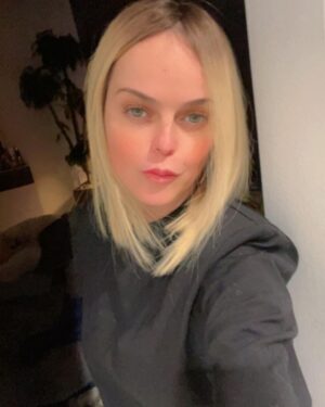 Taryn Manning Instagram - I ❤️ my hair @brandonliberati @vickicasciola
Thank you for brightening my day. If you only knew how I felt before I saw you two! #okayready 💋🌻