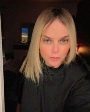 Taryn Manning Instagram - I ❤️ my hair @brandonliberati @vickicasciola
Thank you for brightening my day. If you only knew how I felt before I saw you two! #okayready 💋🌻