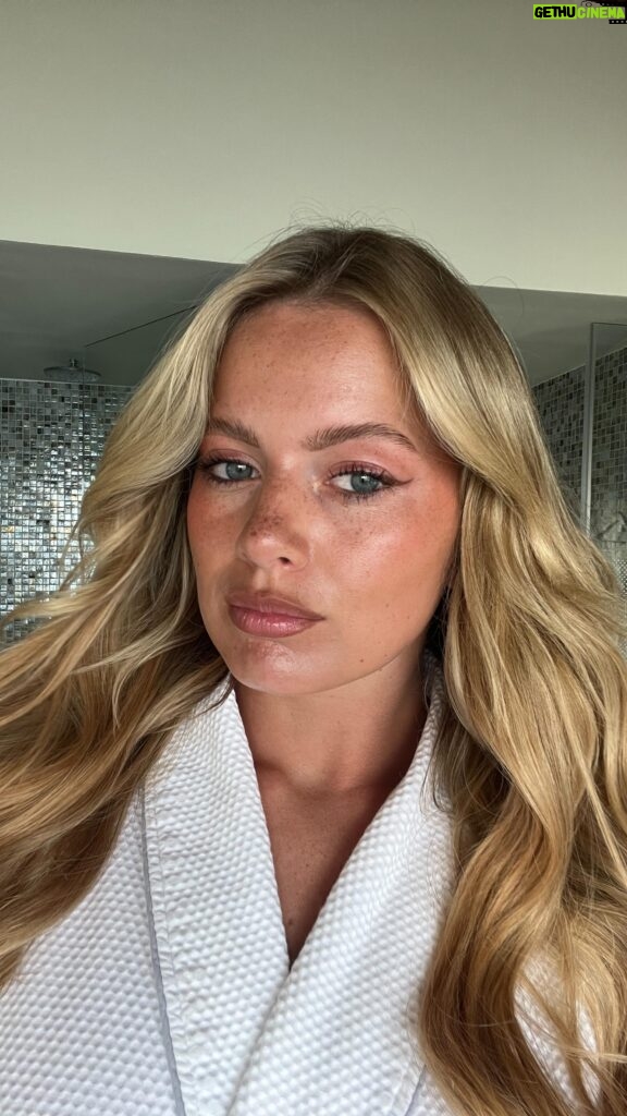 Tasha Ghouri Instagram - My go to glam holiday look I did in the Maldives 🌴🤍 @lorealparis glotion in light and medium glow @makeupbymario eyeshadow pallet @refybeauty eyebrow pencil in medium & brow sculpt @armanibeauty eye tint in rose gold @lorealparis superliner in brown @refybeauty lash sculpt @rarebeauty bronzer in happy sol @lorealparis bronzer @trigwellcosmetics blush in burning up @patrickta she’s bold lip liner @lorealparis glow paradise lip gloss @patrickta she’s a doll blush @muglerofficial alien perfume @trigwellcosmetics brushes #makeup *some of the brands I’m an ambassador for but this is not a paid ad. 🫶🏼