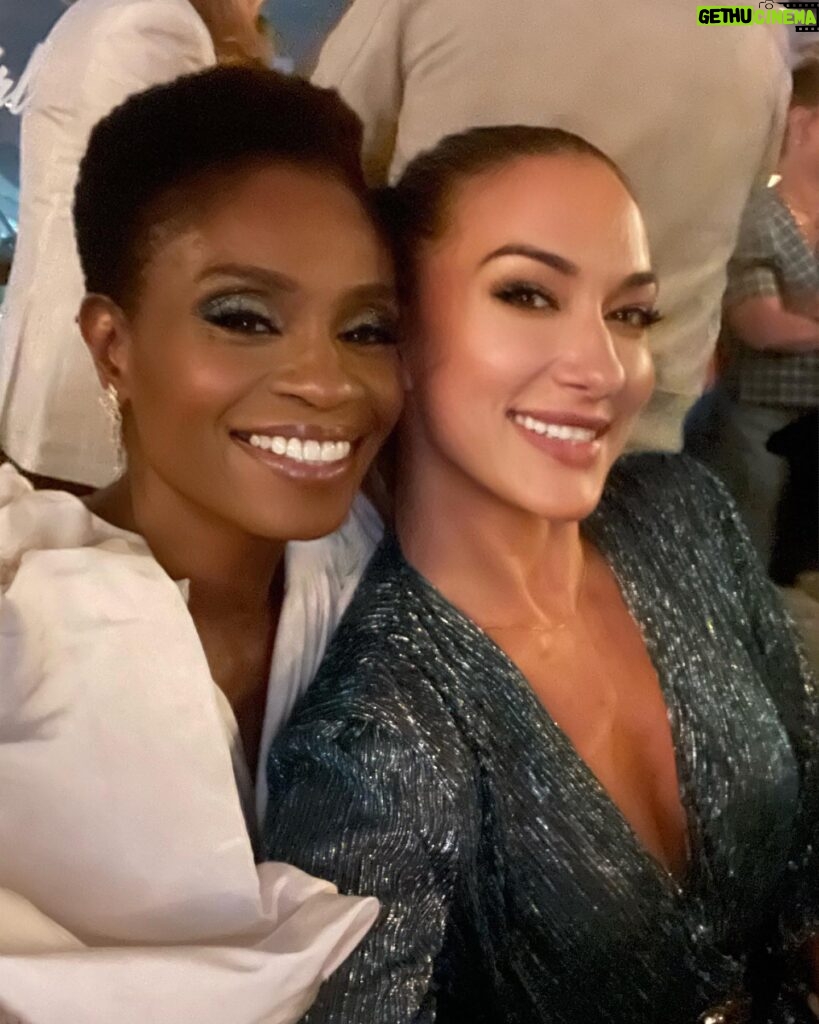 Tasya Teles Instagram - Look who I found at the @entertainmentweekly party last weekend!! 👀👀👀👀 Ouf, I miss working alongside this beautiful talented powerhouse. Rocking that red carpet like it ain’t no thang. So much love for you! Miss you tons 🤍🤍🤍 Checkout @adinaporter on her new show @papergirlsonpv 🔥💪💥 #SDCC #SDCC2022 #Comiccon #Reunion