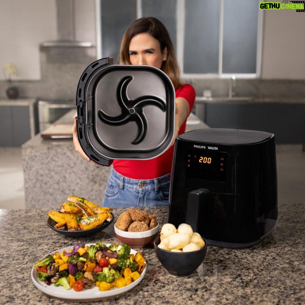 Tatá Werneck Instagram - Posso confirmar mais uma vez como a Airfryer Philips Walita é ideal para qualquer mood? Uma não, cinco vezes! Passe para o lado e veja como a Airfryer número 1 do mundo é perfeita para todos, com tecnologia exclusiva da estrela, a RapidAir, rápida e super silenciosa. E não esqueça, se não tem estrela, NÃO É A ORIGINAL** @philipswalitabrasil! Agora, acesse o site walita.com.br e não deixe de usar o meu cupom TATA para ter 10% off até mesmo em descontos já ativos no site. #Publicidade #PhilipsWalita #Airfryer *Fonte: Euromonitor International Ltd; air fryers de acordo com a definição da categoria de fritadeiras sem óleo, segundo definições da categoria de fritadeiras elétricas; vendas no varejo em valor, dados de 2023, pesquisa realizada em Fevereiro de 2024. **Philips Walita foi a primeira marca a lançar a Airfryer no Brasil.