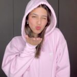 Tati Fernández Instagram - El año se termina, pero los momentos perduran. 🤩 Un detalle inolvidable siempre lo encuentras en adidas.cl 🎁🎄