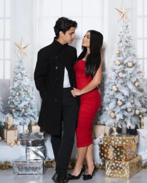 Tati McQuay Instagram - happy holidays from us 💌🎄

shot by: @niftyshots