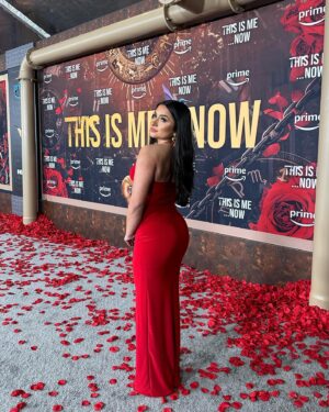 Tati McQuay Instagram - A week full of love 🌹 #ThisIsMeNow premiere starring the queen @jlo ❤️

Dress: @studiio.96 | Earrings: @wear.erkoos 
@eveleighstyle @primevideo @amazonstudios @primerolatino