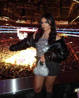 Tati McQuay Instagram - Digital camera pics & basketball games >> 

Lakers vs Clippers last night w/ @prettylittlething 🏀💕
