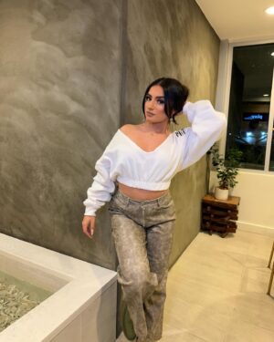 Tati McQuay Instagram - Alexa play ‘Big Difference’ by Nicki Minaj 💸 @prettylittlething #PLTpartner 

Top - sku code (CNG7240)
Pants - sku code (CNG8769)