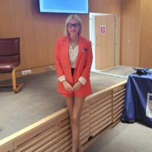 Tatiana-Laurence Delarue Instagram - Conférence au Ministère de La Justice justice_gouv 
Présidée par Madame @alouisdeputee13 Déléguée interministérielle à l'aide aux victimes. Merci🙏🏼

Une rencontre très importante, pour écouter et travailler ensemble, sur les idées des travaux qui sont essentiels actuellement, pour accompagner au plus près encore, toutes les victimes de notre société (conjugales, intrafamiliale, attentats, professionnelles, harcèlements...)

Comme toujours, la très engagée Madame @marleneschiappa Secrétaire d'État de l'économie sociale et solidaire et, de la Vie Associative de France, a fait le déplacement spécialement pour soutenir les travaux.

Avec ma plus grande admiration envers les intervenants à cette #conference au #ministeredelajustice et des belles rencontres humaines enrichissantes, pleines d'espoir, que je vous incite à découvrir dans leur histoire personnelle et dans, leur combat majestueux :

Merci Mme @banondessources
Le combat ne cesse ✊🏼
Bravo Laurent Boyer @associationlespapillons pour cette idée extraordinaire des boîtes aux lettres pour les enfants victimes 🙏🏼
Le coeur d'une maman qui saigne en vous écoutant Madame Nora Tirane Graisse la lutte continue avec @marionlamaintendue
Monsieur Arthur Dénouveaux pour la force que vous offrez avec l'association @lifeforparis paris
Ma rencontre pleine d'émotions avec Madame Ben Aouissi Hager Association @unevoiedesenfants
On se retrouve vite..

Merci encore à Alexandra Louis d'avoir entendu ma requête urgente et accepté le début des travaux auprès de vous et vos équipes du Ministère de la justice, aux sujets post-condamnation.
Pour qu'une victime, ne soit plus jamais celle qui se sent condamnée🙏🏼

-Ne pas provoquer de nouveau le Silence! Par un  mauvais suivi des victimes!
-Ce n'est pas la victime qui a été condamné!
-Une victime de Violence Conjugale, ne doit pas être mauvaise mère menacée, de se voir retirer un enfant!
-L'aide aux victimes, doit être une proposition! Pas une obligation, une condamnation, un jugement, une intrusion, une violation, un harcèlement, une menace dans leur qualité de Femme, Mère, Victime.
-Ne traitons pas les victimes comme si elles étaient les condamnées!
Travaux urgent en cours🙏🏼