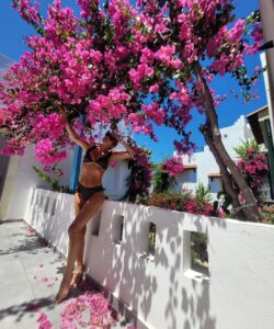 Tatiana-Laurence Delarue Instagram - 🌺L'âme est une fleur délicate exposée au vent de la destinée. Les brises du matin la secouent et les gouttes de rosée lui ploie le cou🌺 @paulmariecrete L'unique lieu de toutes mes destinations où j'ai pu voir des #bougainvillier si extraordinairement magnifique #bougainvillea 👙 by @swimoon_fr (ils changent de couleur à la lumière, au soleil🌞) #crete #grece #travel #holiday #paulmarieapartments