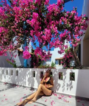 Tatiana-Laurence Delarue Instagram - 🌺L'âme est une fleur délicate exposée au vent de la destinée. Les brises du matin la secouent et les gouttes de rosée lui ploie le cou🌺

@paulmariecrete L'unique lieu de toutes mes destinations où j'ai pu voir des #bougainvillier si extraordinairement magnifique
#bougainvillea 

👙 by @swimoon_fr (ils changent de couleur à la lumière,  au soleil🌞)

#crete
#grece
#travel
#holiday
#paulmarieapartments