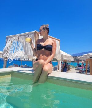 Tatiana-Laurence Delarue Instagram - 🇬🇷Après les sensations fortes d'hier... À  la découverte des plus belles plages de #crete et elles sont plus sublimes les unes que les autres 🌊 
D'un bleu unique,  sauvage, eaux très très chaudes et translucides, sable fin de différents coloris, divine mer #mediterranee #grece #greece si envoûtante 💙🩵💦

🍹Et vous, quel est votre cocktail 🍸 ou boisson favorite?

#crete
#grece
#travel
#holiday
