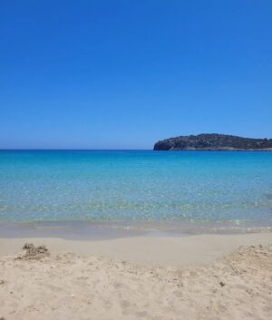 Tatiana-Laurence Delarue Instagram - 🇬🇷Après les sensations fortes d'hier... À  la découverte des plus belles plages de #crete et elles sont plus sublimes les unes que les autres 🌊 
D'un bleu unique,  sauvage, eaux très très chaudes et translucides, sable fin de différents coloris, divine mer #mediterranee #grece #greece si envoûtante 💙🩵💦

🍹Et vous, quel est votre cocktail 🍸 ou boisson favorite?

#crete
#grece
#travel
#holiday