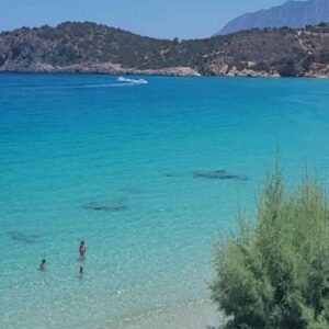 Tatiana-Laurence Delarue Instagram - 🇬🇷Après les sensations fortes d'hier... À  la découverte des plus belles plages de #crete et elles sont plus sublimes les unes que les autres 🌊 
D'un bleu unique,  sauvage, eaux très très chaudes et translucides, sable fin de différents coloris, divine mer #mediterranee #grece #greece si envoûtante 💙🩵💦

🍹Et vous, quel est votre cocktail 🍸 ou boisson favorite?

#crete
#grece
#travel
#holiday