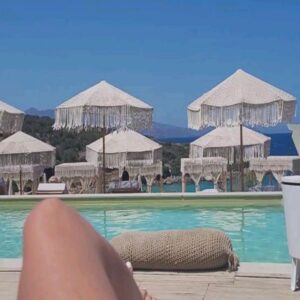 Tatiana-Laurence Delarue Instagram - 🇬🇷Après les sensations fortes d'hier... À  la découverte des plus belles plages de #crete et elles sont plus sublimes les unes que les autres 🌊 
D'un bleu unique,  sauvage, eaux très très chaudes et translucides, sable fin de différents coloris, divine mer #mediterranee #grece #greece si envoûtante 💙🩵💦

🍹Et vous, quel est votre cocktail 🍸 ou boisson favorite?

#crete
#grece
#travel
#holiday