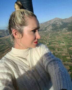 Tatiana-Laurence Delarue Instagram - 🇬Petit incident de #montgolfière 🥵🙈😳

Ça rajoute de fortes sensations à l'expérience déjà très intense😅😂

Il a fallut que je dise :
<Être déçue de ne pas avoir suffisamment vécu le decollage.> Le ballon monte à plus de 500 mètres en quelques secondes. Je n'étais pas prête à ce qu'il monte ausi vite, avec autant de douceur, on se retrouve très très haut, avant même que notre esprit percute... <Pour que le vent nous empêche d'atterrir sur le terrain propice, soit un champs plat>

Résultat !
Le vent nous envoyé, atterrir, dans des roches, sans possibilité de sortie, puisqu'il était totalement fermé par un enclos. 

Heureusement, notre aéronaute très expérimenté a contrôlé le ballon pour qu'il reste stable, sans jamais montrer une goutte de sueur malgré la chaleur et l'inquiétude, un vrai pilote !!!

En ballon, c'est le vent qui nous dirige, on ne peut rien faire sans moteur, contre lui...

Alors, mon vœux finalement a été exaucé!🤭

Nous avons réalisé 2 décollages et évidement 2 atterrissages.

Mon inquiétude était les bouteilles de gaz...🫣

Il en restait une seule, pour réussir à se dirriger vers une sortie pour atterrir et pouvoir sortir de la montgolfière, la récupérer et repartir... 

Second atterrissage qui nous a un peu secoué et surtout, il fallut porter à plusieurs, avec l'aide du gaz qui restait, le ballon, pour le isser jusqu'à la voiture.

Quelle aventure !!!!

Finalement j'ai eu 2 vols au lieu de un et surtout, une aventure encore plus extrêmes que prévu!

J'ai adoré ! Même si je ne vous le cache pas, dans ces moments là, on se demande si en tant que Maman, on a pas été égoïste de tenter ce genre d'aventure. 
Car votre bébé lui, attend que vous rentriez en pleine forme !

Moi qui suis casse-cou, j'adore les activités à sensations fortes... Depuis que je suis Maman, je me pose toujours la question 1000 fois, si j'ai le droit de prendre des risques...
C'est vrai !
Avant on peut être égoïste, ça ne tient qu'à nous...
Mais une fois Parents.... On ne peut pas penser à nous uniquement 🫠

🪂La montgolfière, j'ai adoré en tout les cas et j'ai même eu, mon diplôme 🎓 de 1er vol ahahahah!

Demain...Après l'air? Je tenterai bien.. Vous avez devinez?
🌊 ⛵️