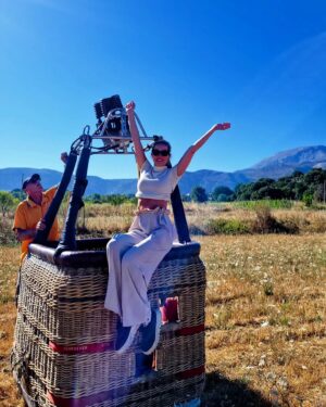 Tatiana-Laurence Delarue Instagram - 🇬Petit incident de #montgolfière 🥵🙈😳

Ça rajoute de fortes sensations à l'expérience déjà très intense😅😂

Il a fallut que je dise :
<Être déçue de ne pas avoir suffisamment vécu le decollage.> Le ballon monte à plus de 500 mètres en quelques secondes. Je n'étais pas prête à ce qu'il monte ausi vite, avec autant de douceur, on se retrouve très très haut, avant même que notre esprit percute... <Pour que le vent nous empêche d'atterrir sur le terrain propice, soit un champs plat>

Résultat !
Le vent nous envoyé, atterrir, dans des roches, sans possibilité de sortie, puisqu'il était totalement fermé par un enclos. 

Heureusement, notre aéronaute très expérimenté a contrôlé le ballon pour qu'il reste stable, sans jamais montrer une goutte de sueur malgré la chaleur et l'inquiétude, un vrai pilote !!!

En ballon, c'est le vent qui nous dirige, on ne peut rien faire sans moteur, contre lui...

Alors, mon vœux finalement a été exaucé!🤭

Nous avons réalisé 2 décollages et évidement 2 atterrissages.

Mon inquiétude était les bouteilles de gaz...🫣

Il en restait une seule, pour réussir à se dirriger vers une sortie pour atterrir et pouvoir sortir de la montgolfière, la récupérer et repartir... 

Second atterrissage qui nous a un peu secoué et surtout, il fallut porter à plusieurs, avec l'aide du gaz qui restait, le ballon, pour le isser jusqu'à la voiture.

Quelle aventure !!!!

Finalement j'ai eu 2 vols au lieu de un et surtout, une aventure encore plus extrêmes que prévu!

J'ai adoré ! Même si je ne vous le cache pas, dans ces moments là, on se demande si en tant que Maman, on a pas été égoïste de tenter ce genre d'aventure. 
Car votre bébé lui, attend que vous rentriez en pleine forme !

Moi qui suis casse-cou, j'adore les activités à sensations fortes... Depuis que je suis Maman, je me pose toujours la question 1000 fois, si j'ai le droit de prendre des risques...
C'est vrai !
Avant on peut être égoïste, ça ne tient qu'à nous...
Mais une fois Parents.... On ne peut pas penser à nous uniquement 🫠

🪂La montgolfière, j'ai adoré en tout les cas et j'ai même eu, mon diplôme 🎓 de 1er vol ahahahah!

Demain...Après l'air? Je tenterai bien.. Vous avez devinez?
🌊 ⛵️