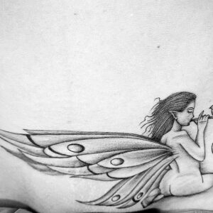 Tatiana-Laurence Delarue Instagram - En ce magnifique Jour très important dans ma vie de Femme et de Maman, je vous laisse découvrir mon nouveau tatouage qui représente beaucoup...Beaucoup... plus qu'un simple #tatoo
Une réalisation de 20 Ans de réflexion,  de force, de reconstruction...

Ma Nymphe Magique a été réalisé hier, pour les 15 Mois de mon bébé Newt de mon Amour infini... 
Par les talents de Laura, du salon @lau_dp_tattoo (10 Mai 2023) #tatoo #tatoogirl #tatouage #tatouagefemme

🔱Dans les bulles, apparaissent les 4 lettres de son prénom. Dans 4 alphabets différents: 

❤️N: Alphabet Angélique 
❤️E: Alphabet Thébain
❤️W: Alphabet Elfique
❤️T: Alphabet Céleste.
🖤✒️

Je tenais à vous annoncer en cet instant qui compte beaucoup pour moi, que suite à mon divorce,  je ne porte plus le nom du 👼🏽Papa d'Amour👼🏽 de Newt  @xavierdelarue 

J'ai avec une Si Grande Fierté, choisi de porter le nom de jeune fille de ma Maman.
🙏🏼Tatiana-laurence Levasseur🙏🏼

Aujourd'hui nous avons cette liberté de porter le nom de sa Maman, de son Papa, les deux ! De son époux,  de son épouse,  les deux !

Ça y est, tous mes papiers d'identité, passeport... Viennent d'être réceptionnés avec émotion🤍
C'est officiel !

Maman est partie trop tôt... Mais son nom va continuer son histoire et elle sera bien différente, dans le bonheur, la joie... Comme je lui avait promis avant mes 12 Ans qui auront bouleversé à tout jamais cette vie🤍

Ma maman, <Laurence Levasseur> est un ange dans les cieux à présent et son nom, va résonner sur terre, dans la Lumière et dans l'Amour. 🕯

Tendrement A Vous Tous❣️
