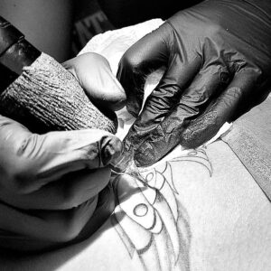 Tatiana-Laurence Delarue Instagram - En ce magnifique Jour très important dans ma vie de Femme et de Maman, je vous laisse découvrir mon nouveau tatouage qui représente beaucoup...Beaucoup... plus qu'un simple #tatoo
Une réalisation de 20 Ans de réflexion,  de force, de reconstruction...

Ma Nymphe Magique a été réalisé hier, pour les 15 Mois de mon bébé Newt de mon Amour infini... 
Par les talents de Laura, du salon @lau_dp_tattoo (10 Mai 2023) #tatoo #tatoogirl #tatouage #tatouagefemme

🔱Dans les bulles, apparaissent les 4 lettres de son prénom. Dans 4 alphabets différents: 

❤️N: Alphabet Angélique 
❤️E: Alphabet Thébain
❤️W: Alphabet Elfique
❤️T: Alphabet Céleste.
🖤✒️

Je tenais à vous annoncer en cet instant qui compte beaucoup pour moi, que suite à mon divorce,  je ne porte plus le nom du 👼🏽Papa d'Amour👼🏽 de Newt  @xavierdelarue 

J'ai avec une Si Grande Fierté, choisi de porter le nom de jeune fille de ma Maman.
🙏🏼Tatiana-laurence Levasseur🙏🏼

Aujourd'hui nous avons cette liberté de porter le nom de sa Maman, de son Papa, les deux ! De son époux,  de son épouse,  les deux !

Ça y est, tous mes papiers d'identité, passeport... Viennent d'être réceptionnés avec émotion🤍
C'est officiel !

Maman est partie trop tôt... Mais son nom va continuer son histoire et elle sera bien différente, dans le bonheur, la joie... Comme je lui avait promis avant mes 12 Ans qui auront bouleversé à tout jamais cette vie🤍

Ma maman, <Laurence Levasseur> est un ange dans les cieux à présent et son nom, va résonner sur terre, dans la Lumière et dans l'Amour. 🕯

Tendrement A Vous Tous❣️