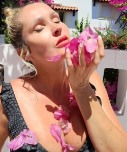 Tatiana-Laurence Delarue Instagram - 🌺L'âme est une fleur délicate exposée au vent de la destinée. Les brises du matin la secouent et les gouttes de rosée lui ploie le cou🌺 @paulmariecrete L'unique lieu de toutes mes destinations où j'ai pu voir des #bougainvillier si extraordinairement magnifique #bougainvillea 👙 by @swimoon_fr (ils changent de couleur à la lumière, au soleil🌞) #crete #grece #travel #holiday #paulmarieapartments