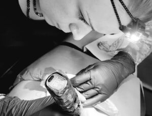 Tatiana-Laurence Delarue Instagram - En ce magnifique Jour très important dans ma vie de Femme et de Maman, je vous laisse découvrir mon nouveau tatouage qui représente beaucoup...Beaucoup... plus qu'un simple #tatoo
Une réalisation de 20 Ans de réflexion,  de force, de reconstruction...

Ma Nymphe Magique a été réalisé hier, pour les 15 Mois de mon bébé Newt de mon Amour infini... 
Par les talents de Laura, du salon @lau_dp_tattoo (10 Mai 2023) #tatoo #tatoogirl #tatouage #tatouagefemme

🔱Dans les bulles, apparaissent les 4 lettres de son prénom. Dans 4 alphabets différents: 

❤️N: Alphabet Angélique 
❤️E: Alphabet Thébain
❤️W: Alphabet Elfique
❤️T: Alphabet Céleste.
🖤✒️

Je tenais à vous annoncer en cet instant qui compte beaucoup pour moi, que suite à mon divorce,  je ne porte plus le nom du 👼🏽Papa d'Amour👼🏽 de Newt  @xavierdelarue 

J'ai avec une Si Grande Fierté, choisi de porter le nom de jeune fille de ma Maman.
🙏🏼Tatiana-laurence Levasseur🙏🏼

Aujourd'hui nous avons cette liberté de porter le nom de sa Maman, de son Papa, les deux ! De son époux,  de son épouse,  les deux !

Ça y est, tous mes papiers d'identité, passeport... Viennent d'être réceptionnés avec émotion🤍
C'est officiel !

Maman est partie trop tôt... Mais son nom va continuer son histoire et elle sera bien différente, dans le bonheur, la joie... Comme je lui avait promis avant mes 12 Ans qui auront bouleversé à tout jamais cette vie🤍

Ma maman, <Laurence Levasseur> est un ange dans les cieux à présent et son nom, va résonner sur terre, dans la Lumière et dans l'Amour. 🕯

Tendrement A Vous Tous❣️