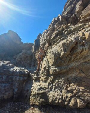 Tatiana-Laurence Delarue Instagram - 🇬🇷Pour découvrir les lieux les plus secrets, les plus sauvages,  les plus poétiques et les plus secrets 🤫...

Il faut savoir grimper, crapahuter,  escalader, oser s'infiltrer, tenter,  prendre un peu de risque, se perdre un peu...

Et les plus belles criques, plages, loin du grand tourisme, s'offrent à vous...

Il y a plus qu'à profiter de la magie du moment 💙🩵
🦵🏽🦵🏽🧜🏼‍♀️🧝🏽‍♀️🏃🏼‍♀️🧗🏼‍♀️🚣🏼‍♀️🚴‍♀️🤸🏼‍♀️🧘🏼‍♀️🏝🛟🛶🌡☀️🪁👙🎒🫧🫶🏼

#crete #greece #paulmarieapartments #beach #sauvage #crique #secret #secretbeach #sea #geropotamosbeach
💆🏼‍♀️ @drstephaniemalogueret 📸

👁 @kadouge_glam_beauty
💇🏼‍♀️ @anthony.mairesse 
💅 @naia_nails_formations