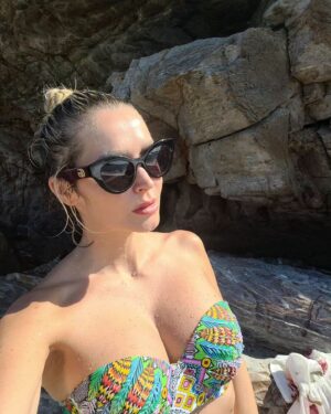Tatiana-Laurence Delarue Instagram - 🇬🇷Pour découvrir les lieux les plus secrets, les plus sauvages,  les plus poétiques et les plus secrets 🤫...

Il faut savoir grimper, crapahuter,  escalader, oser s'infiltrer, tenter,  prendre un peu de risque, se perdre un peu...

Et les plus belles criques, plages, loin du grand tourisme, s'offrent à vous...

Il y a plus qu'à profiter de la magie du moment 💙🩵
🦵🏽🦵🏽🧜🏼‍♀️🧝🏽‍♀️🏃🏼‍♀️🧗🏼‍♀️🚣🏼‍♀️🚴‍♀️🤸🏼‍♀️🧘🏼‍♀️🏝🛟🛶🌡☀️🪁👙🎒🫧🫶🏼

#crete #greece #paulmarieapartments #beach #sauvage #crique #secret #secretbeach #sea #geropotamosbeach
💆🏼‍♀️ @drstephaniemalogueret 📸

👁 @kadouge_glam_beauty
💇🏼‍♀️ @anthony.mairesse 
💅 @naia_nails_formations