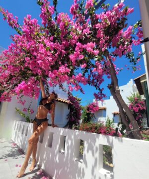 Tatiana-Laurence Delarue Instagram - 🌺L'âme est une fleur délicate exposée au vent de la destinée. Les brises du matin la secouent et les gouttes de rosée lui ploie le cou🌺

@paulmariecrete L'unique lieu de toutes mes destinations où j'ai pu voir des #bougainvillier si extraordinairement magnifique
#bougainvillea 

👙 by @swimoon_fr (ils changent de couleur à la lumière,  au soleil🌞)

#crete
#grece
#travel
#holiday
#paulmarieapartments